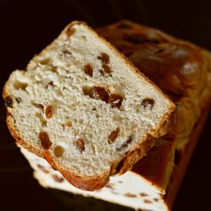 raisin bread, loaf, raisins